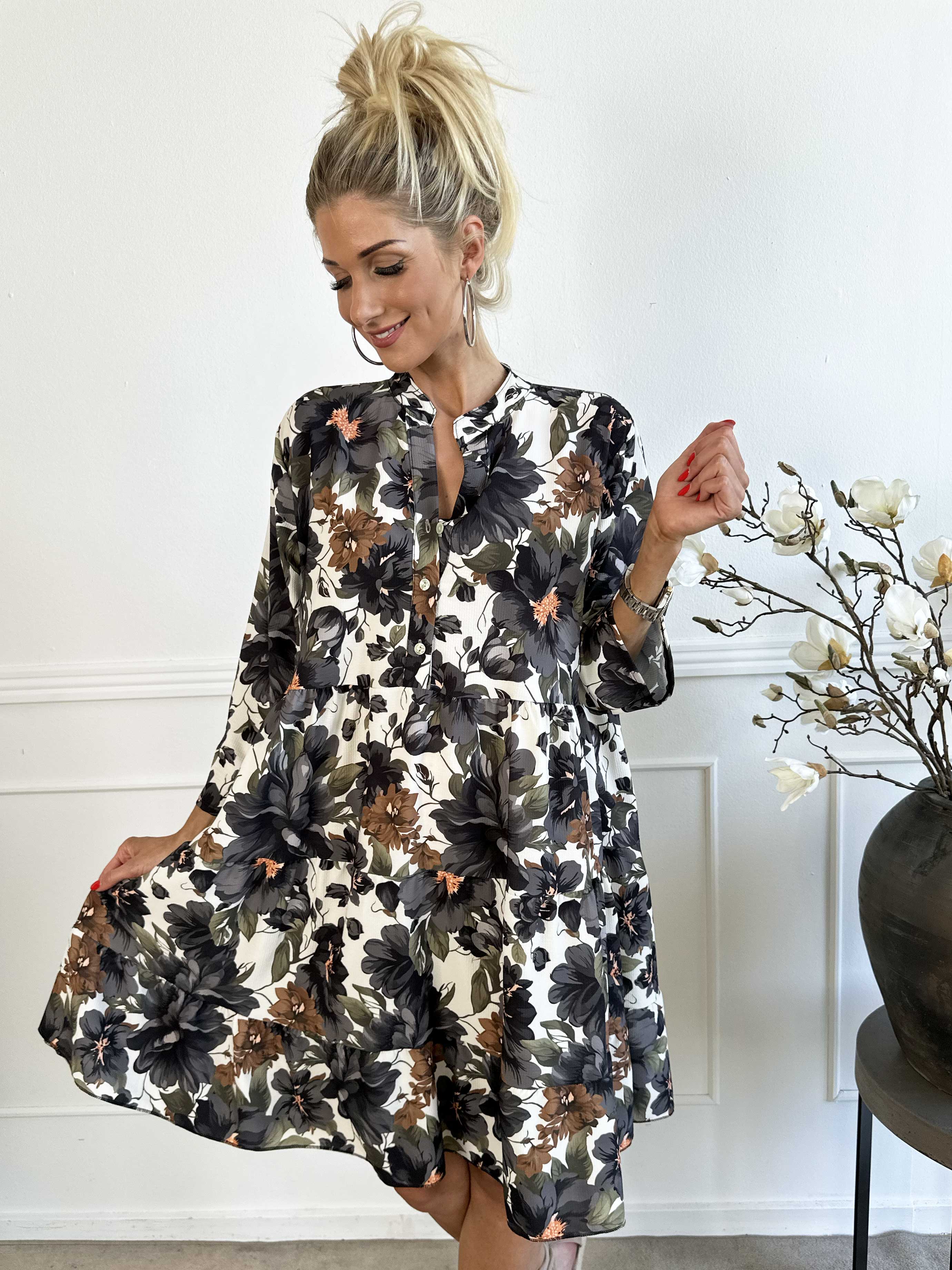Flower Dress - Sød blomstret kjole med lag på lag look